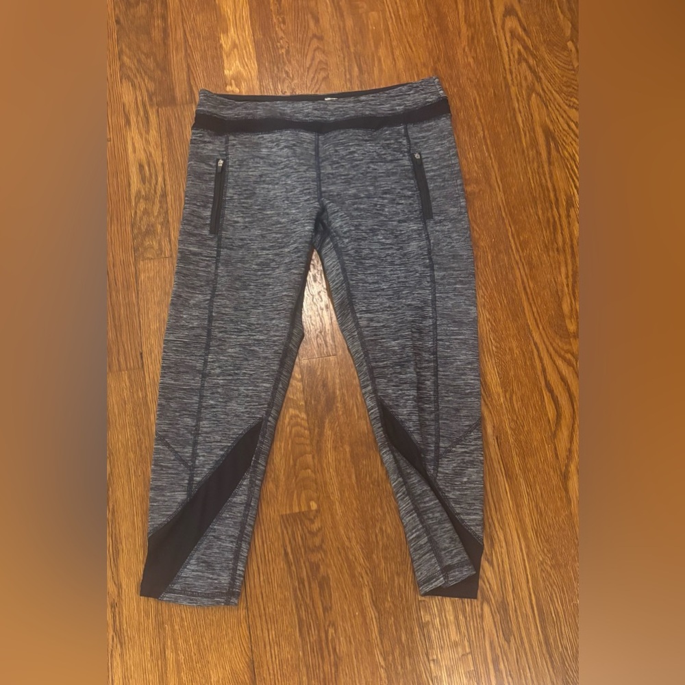 EUC Anne Klein Gray and Black Leggings with Wide Waistband and Capri Length